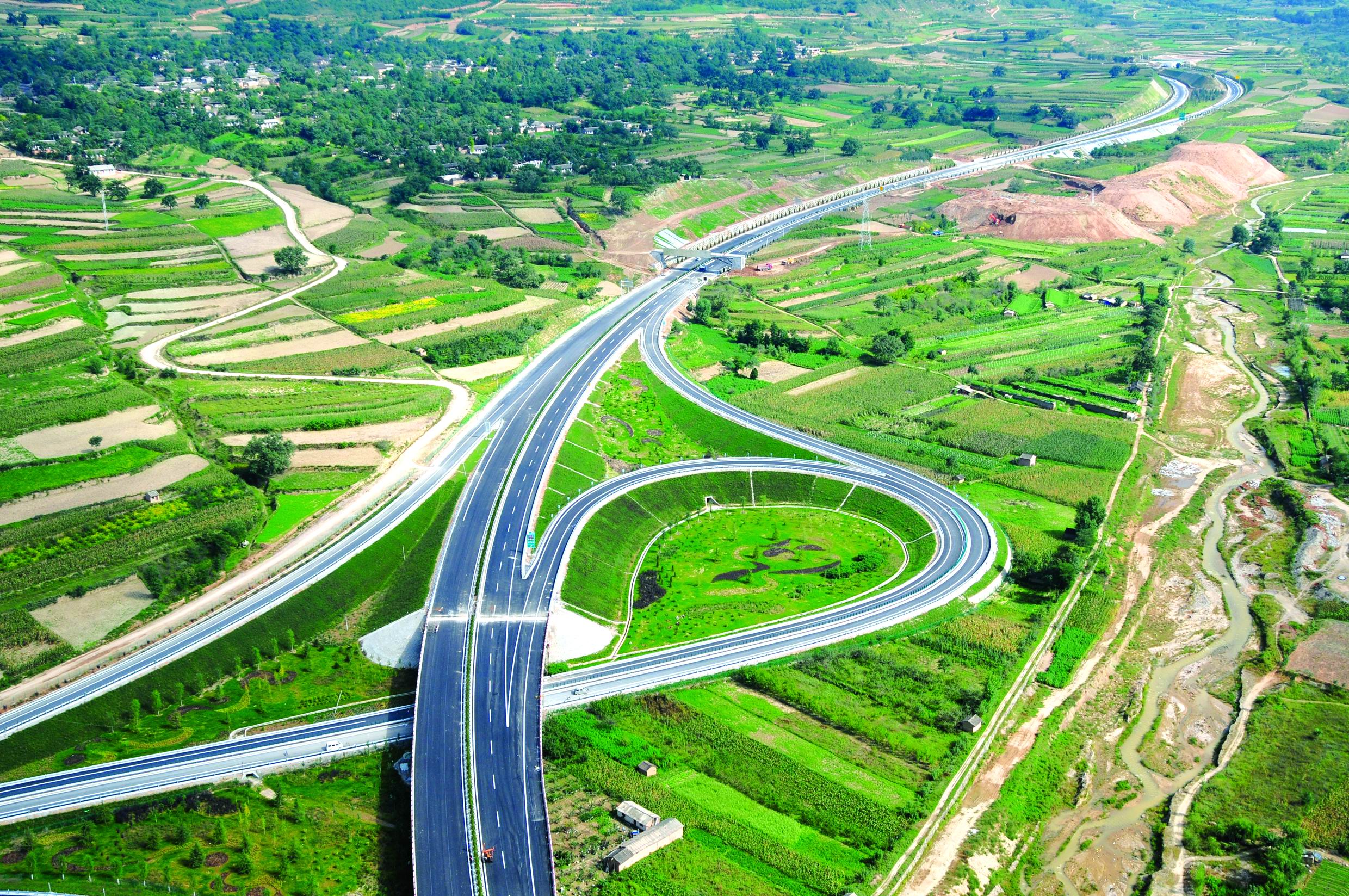 宝天高速公路的麦积山立交.jpg 宝天高速公路的麦积山立交.jpg